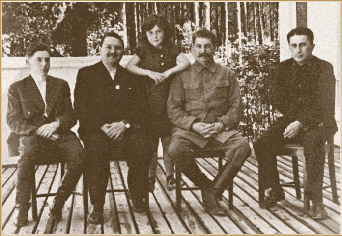 И. В. Сталин с детьми и А. А. Ждановым на Ближней даче..gif